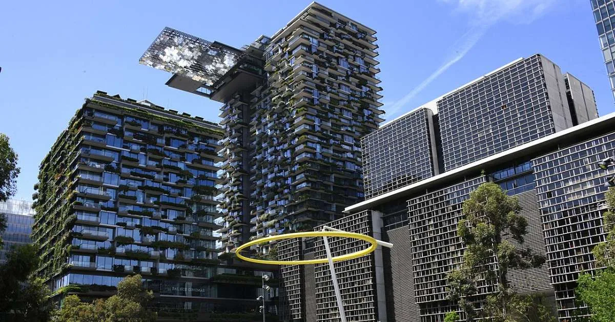 The building itself comprises two residential apartment towers, an east and west tower, in addition to a six level retail shopping centre at the base of the towers.